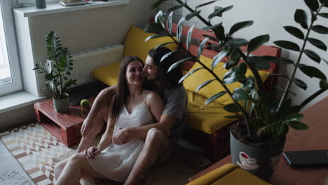 pareja sentada en la sala de estar