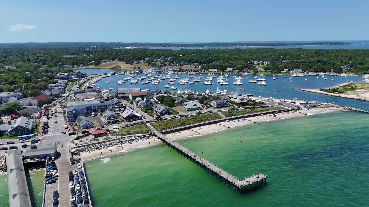 Orbita all'indietro del drone dell'ingresso del porto di Oak Bluffs con due frangiflutti vicino alla città costiera di Oak Bluffs, Martha's Vineyard, Massachusetts, USA.
