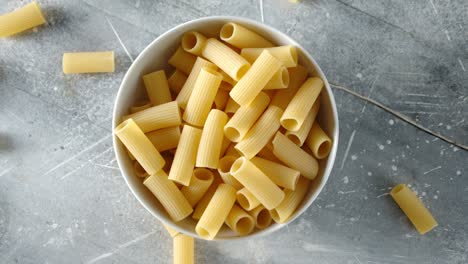 el cuenco con la pasta seca y los cannelloni gira lentamente sobre la mesa.