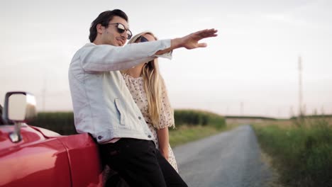 primer plano de una pareja en una cita durante un viaje en coche