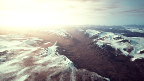 Gran-Parche-De-Nieve-Que-Quedó-En-El-Campo-De-Roca-Volcánica-De-Una-Montaña-En-Verano