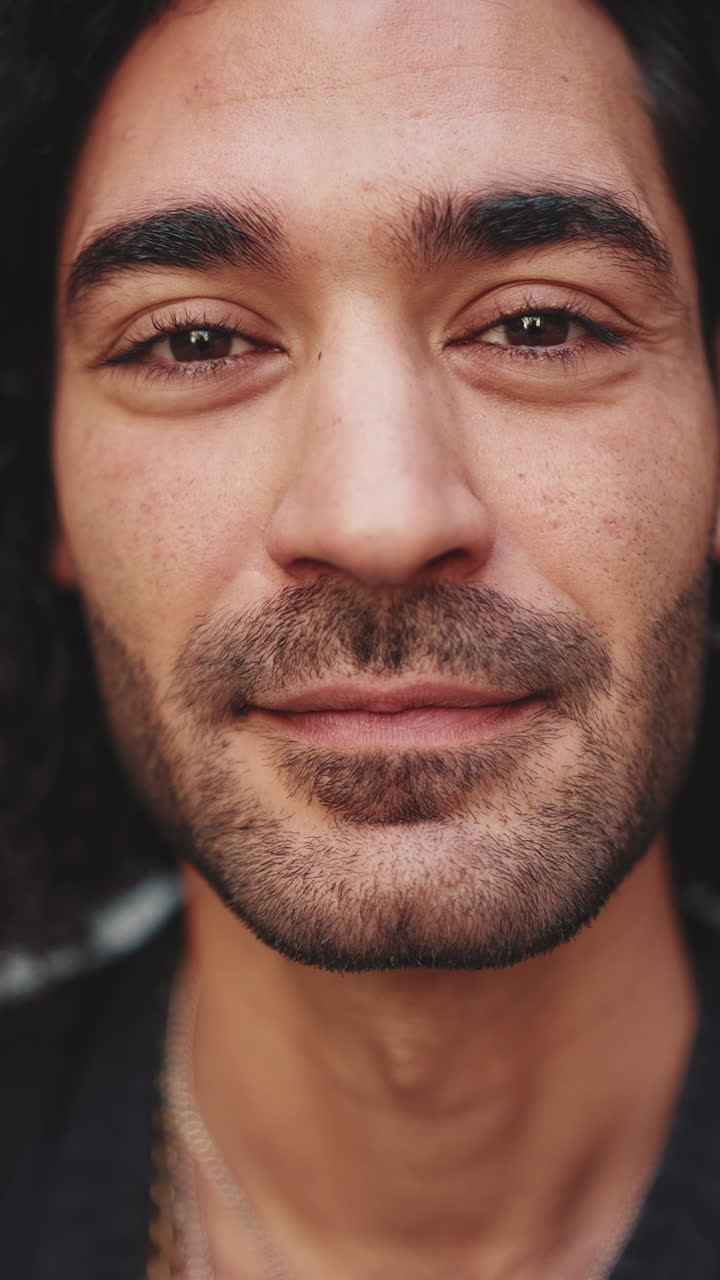 Ritratto ravvicinato di un uomo sorridente