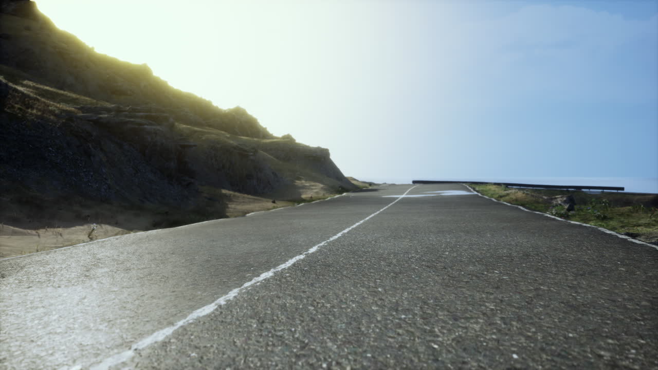 산을 가로질러 바다로 가는  빈 길