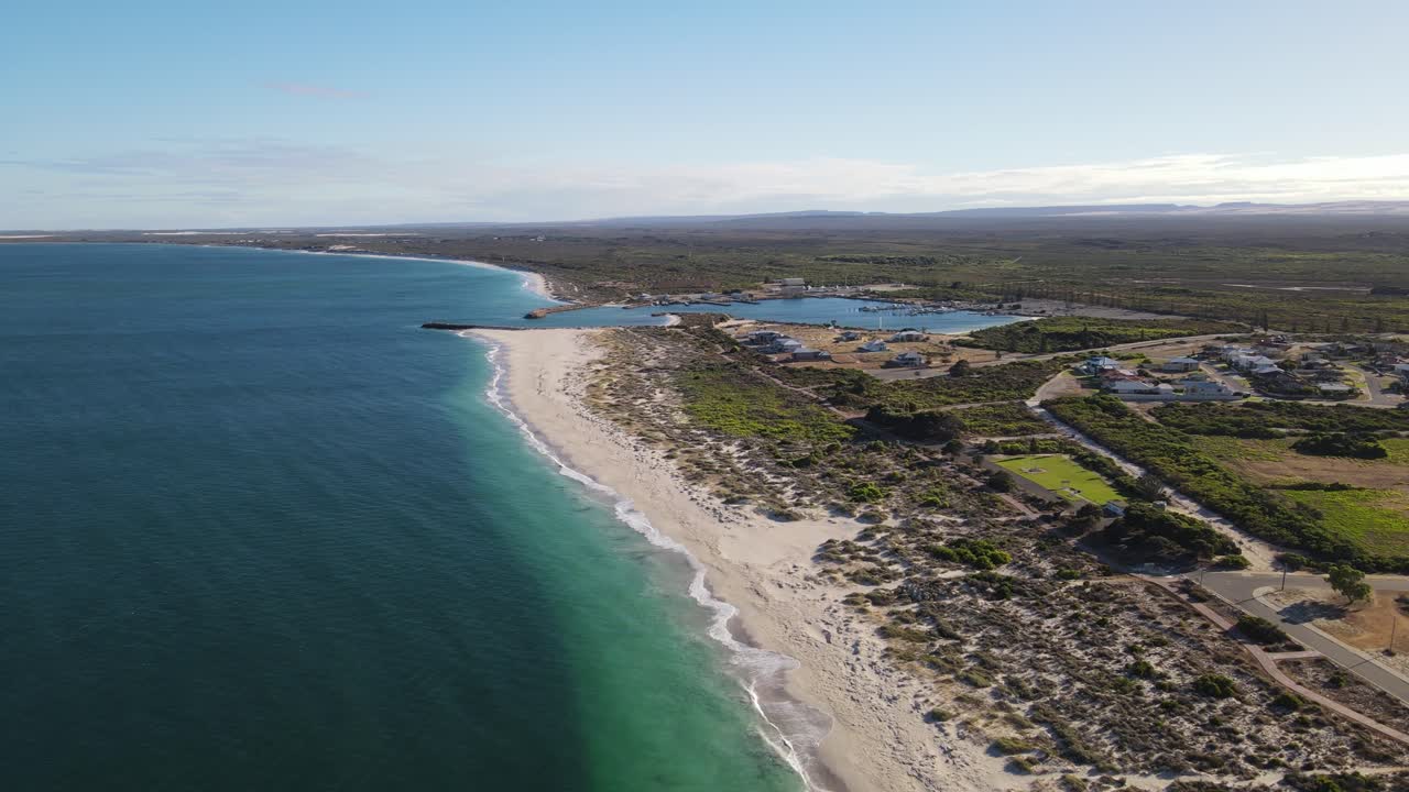 un avión no tripulado se mueve hacia adelante sobre una playa prístina en la bahía de jurien.