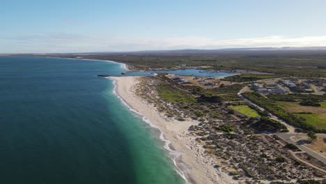 Antena-De-Drones-Avanzando-Sobre-Una-Playa-Prístina-En-La-Bahía-De-Jurien