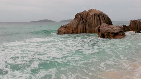 La-Digue-Schaukelt-über-Wasser,-Seychellen