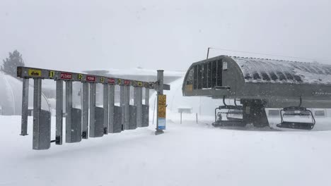 Fuerte-Tormenta-De-Nieve-En-Una-Entrada-Vacía-Del-Remonte