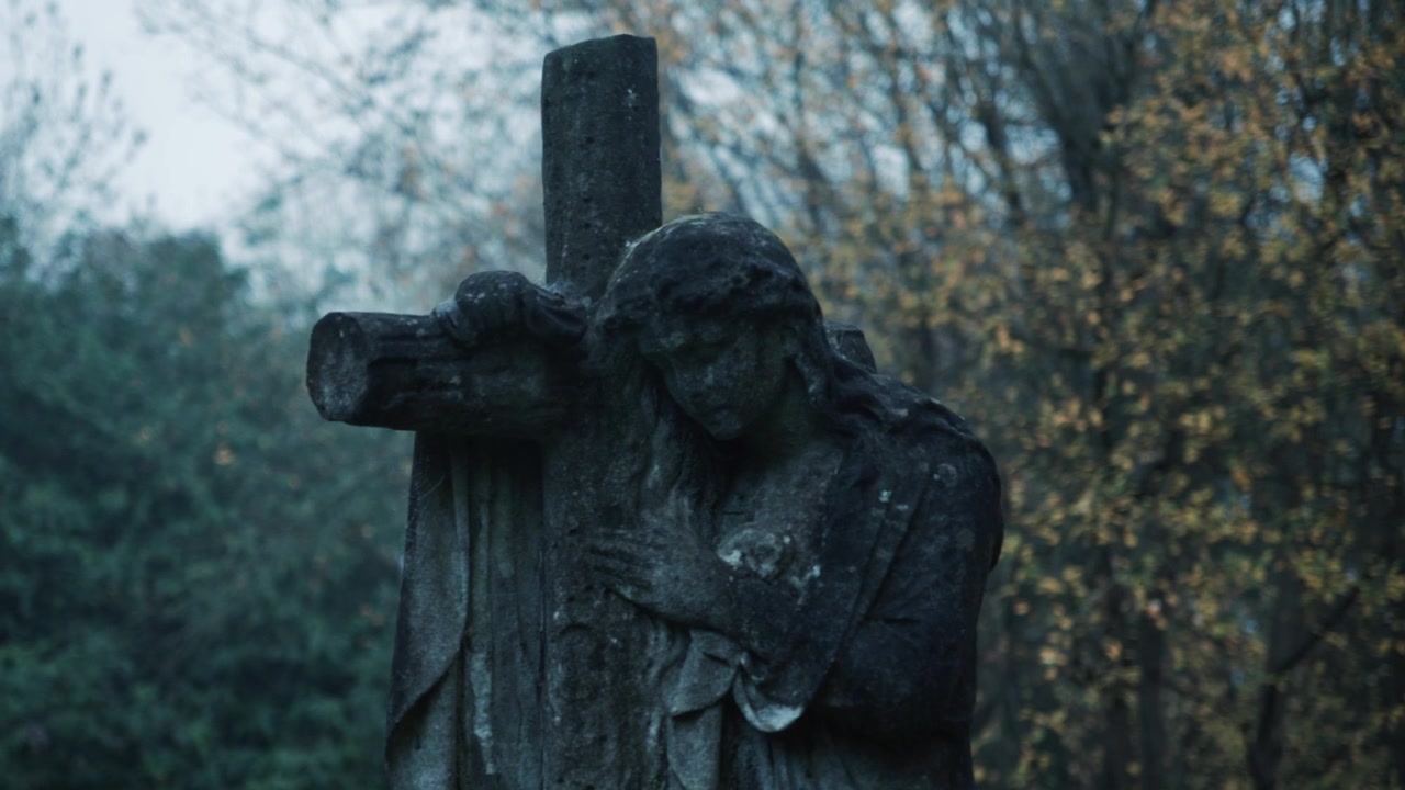 Scultura angelica su lapide in un cimitero inglese