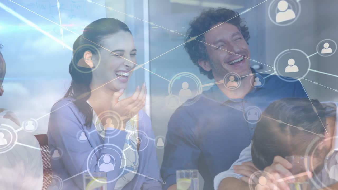 animación de conexiones sobre felices mujeres y hombres caucásicos compañeros de trabajo en la oficina