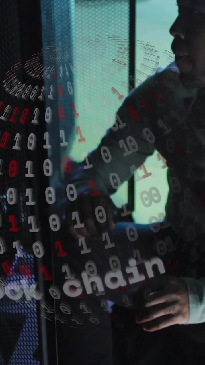 Vídeo vertical: Técnico de TI respondendo ao LED, inclinando-se para a esquerda, consertando rack, sobreposição de blockchain obscurecendo
