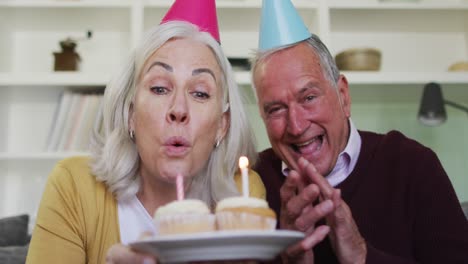 retrato de una feliz pareja caucásica senior celebrando un cumpleaños