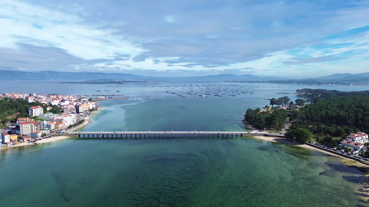 vista aérea de la isla de toja y el puente en pontevedra, españa