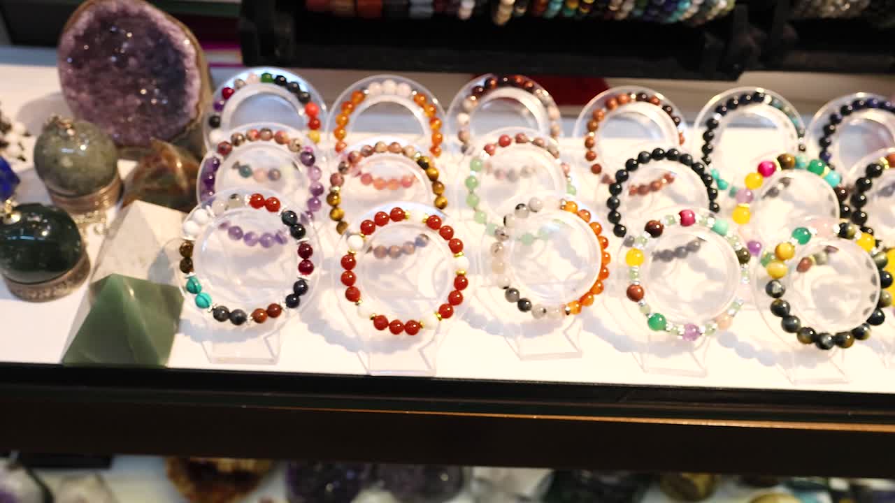 다양한 보석과 크리스탈 보석이 전시되어 있습니다.