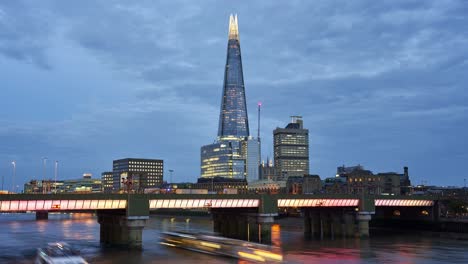 Timelapse-Nocturno-De-Londres-Del-Puente-De-Londres,-El-Fragmento,-El-Hospital-De-Guy-Y-Otros-Edificios-De-La-Orilla-Sur-Del-Támesis