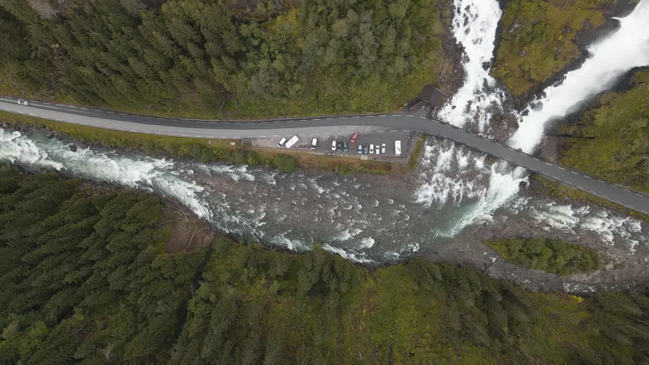 Auto che attraversano un ponte negli altipiani norvegesi, Cascata di Latefossen, ripresa aerea