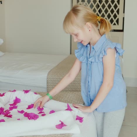 A-6-Year-Old-Girl-Enters-The-Hotel-Room