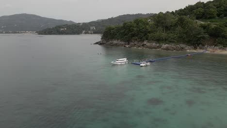 barco en el muelle en la playa de tailandia