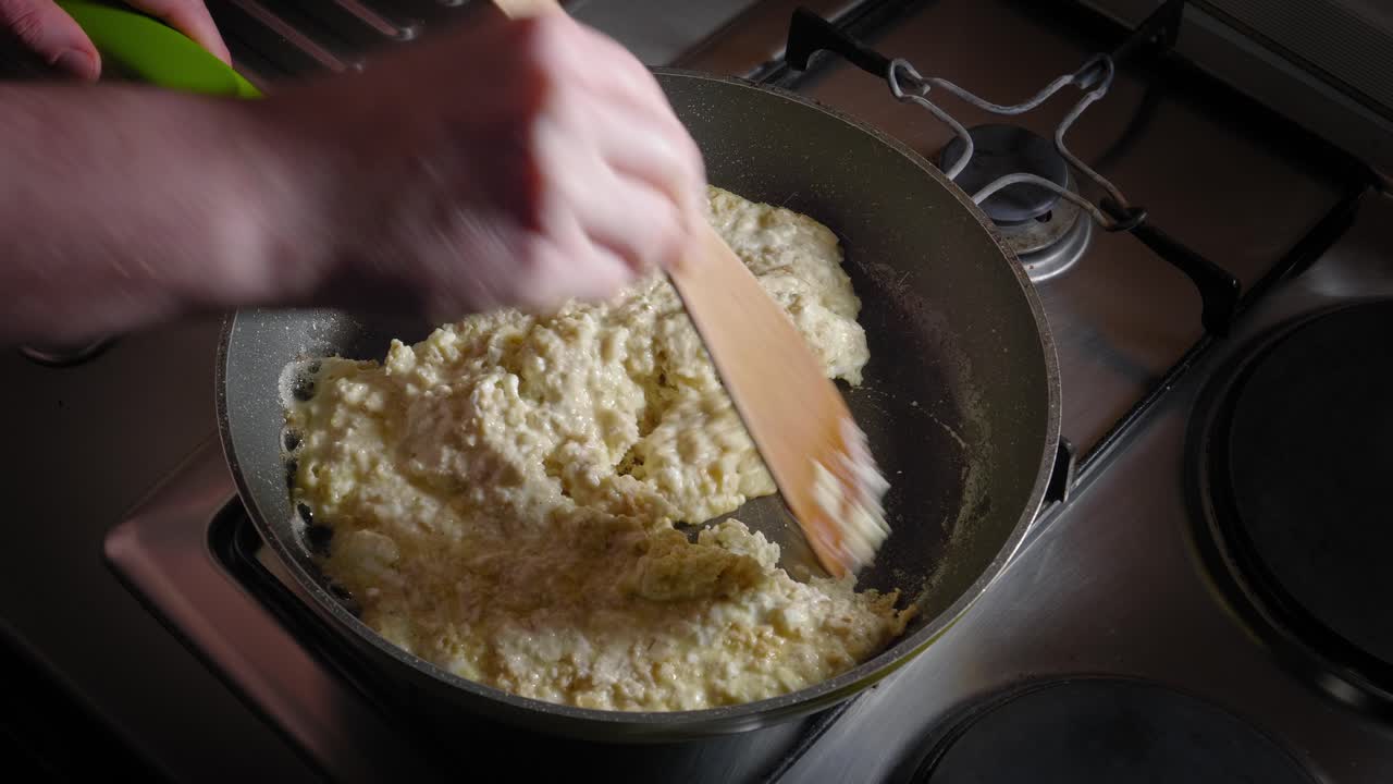 mezcla de avena y queso con huevos cocinados en una sartén