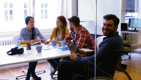 diseñadores gráficos discutiendo sobre fotografías