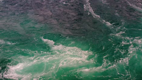 las olas de agua del río y el mar se encuentran durante la marea alta y la marea baja.