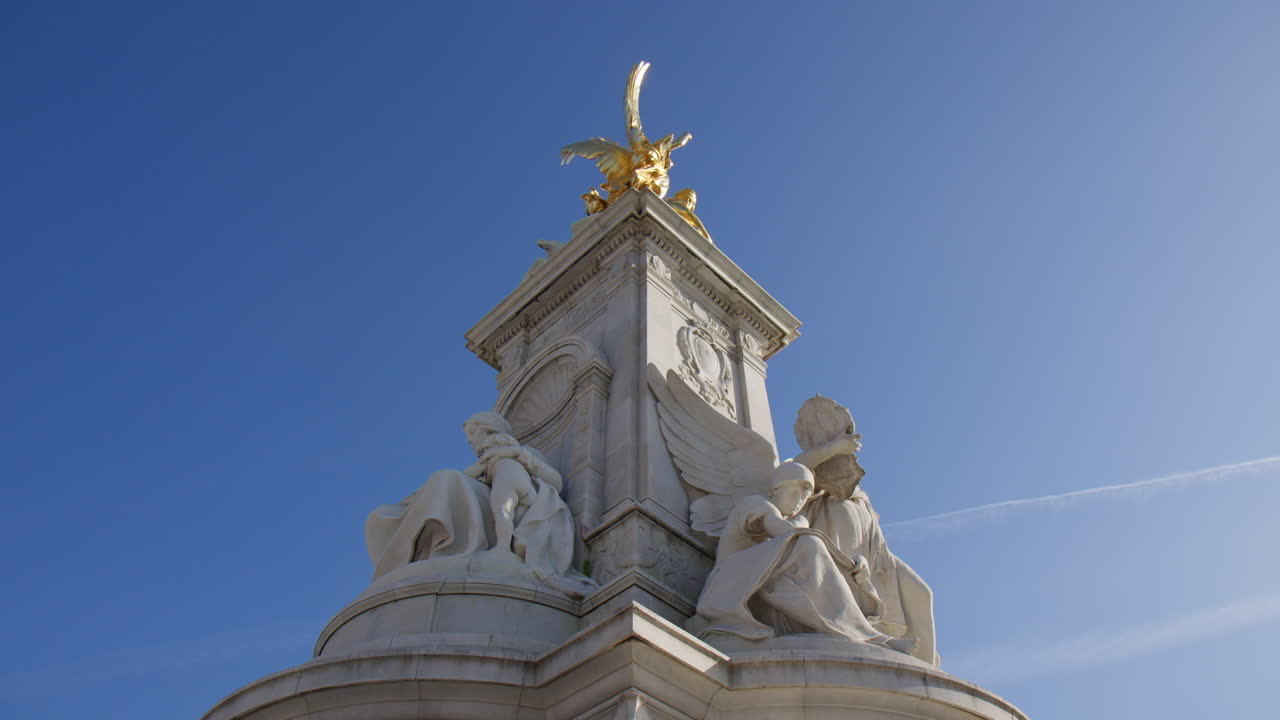 estatua dorada de la victoria, monumento a la reina victoria en londres, inglaterra, reino unido