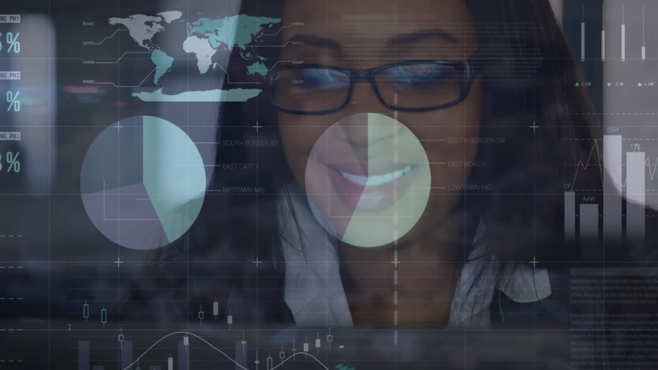 animación de la interfaz infográfica sobre una mujer afroamericana sonriente trabajando en una computadora portátil en la oficina