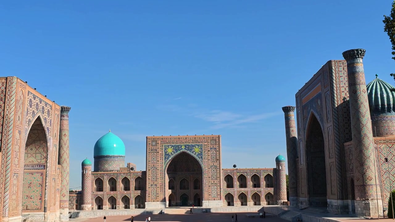Tomada panorâmica da Praça Registan em Samarcanda durante o dia