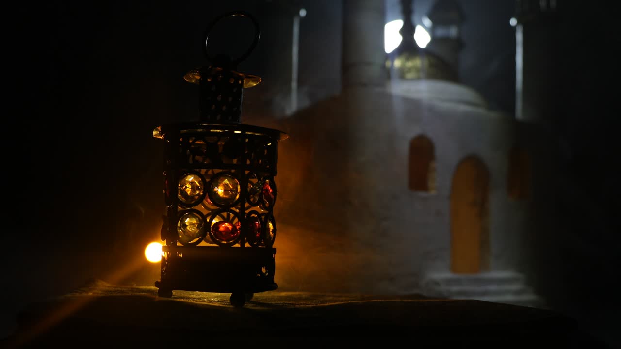 밤에는 불타는 불과 함께 장식 된 아랍 랜턴, 배경에 현실적인 모스크 미니어처, 축제 인사 카드, 무슬림의 거룩한 달인 라마단 카림에 대한 초대.