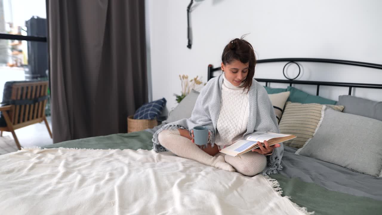 침대에서 커피를 읽고 마시는 여자