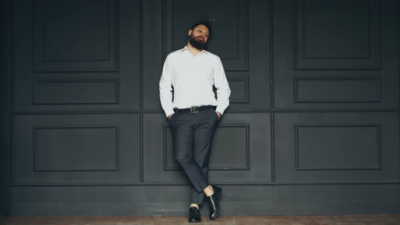 Giovane uomo barbuto. Uomo caucasico brutale, serio e affascinante in studio.