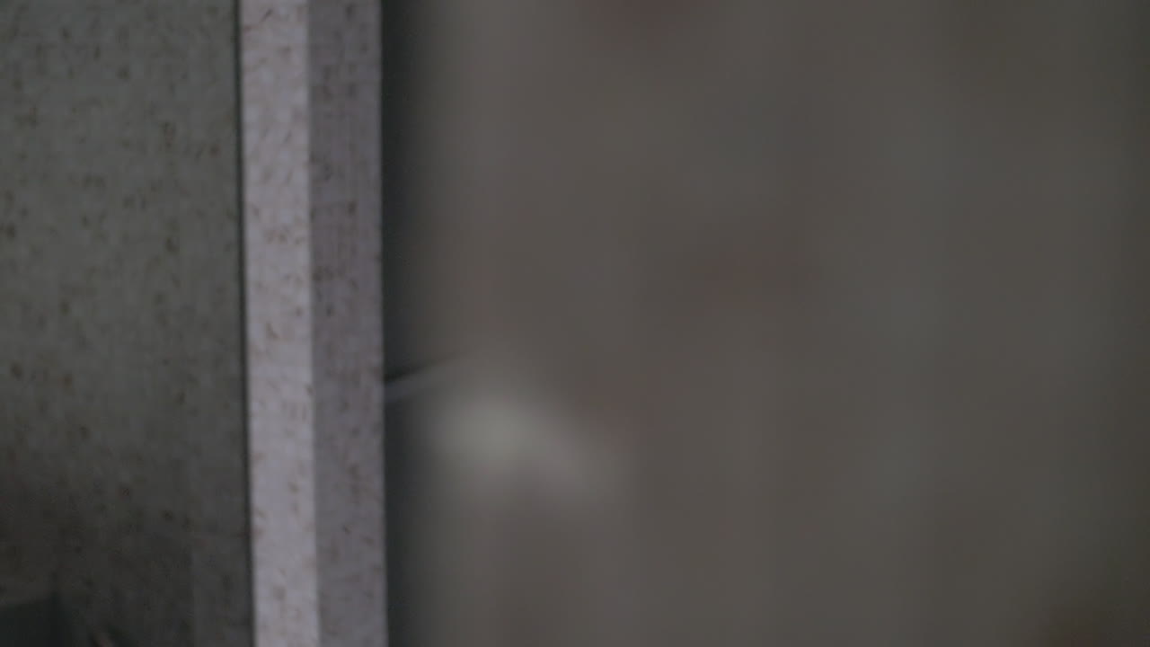 Clip al rallentatore di gocce che cadono dalla doccia