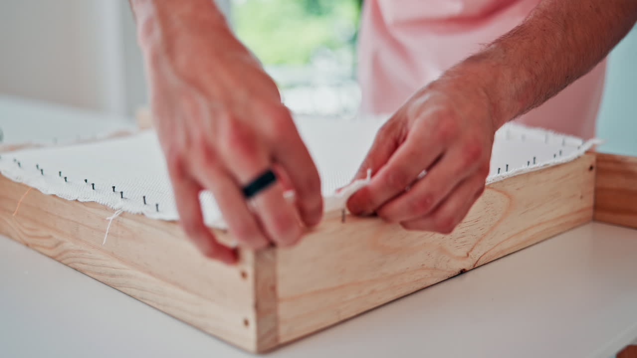 persona que crea una obra de arte de puntada con aguja