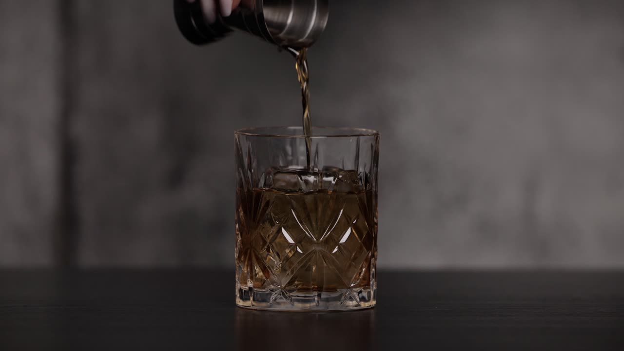 negroni con ginebra, vermut dulce y carmpari adornado con cáscara de naranja, en un ambiente cinematográfico de mal humor