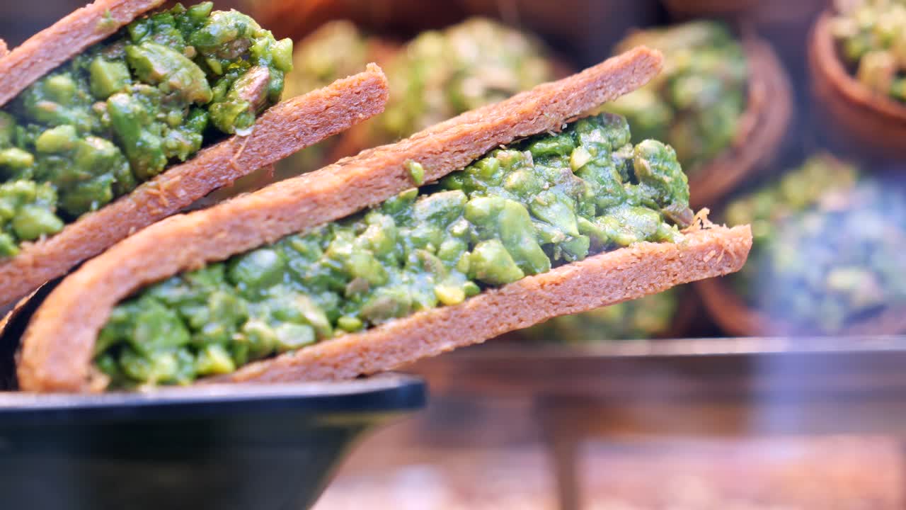 피스타치오로 가득 찬 쿠키의 클로즈업