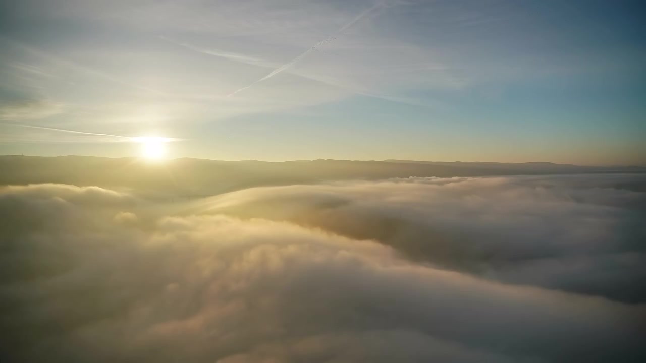 Vista Aerea dell'Alba su un Mare di Nuvole