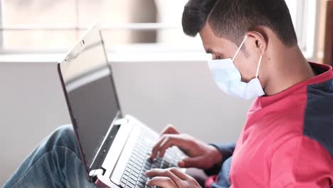 joven trabajando desde casa durante la pandemia