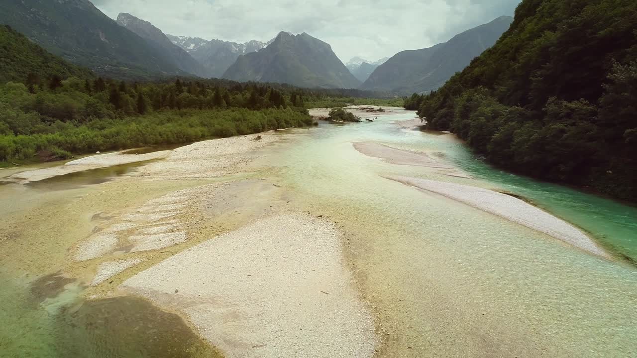 슬로베니아의 은 물과 바위가 있는 소카 강의 공중 사진.