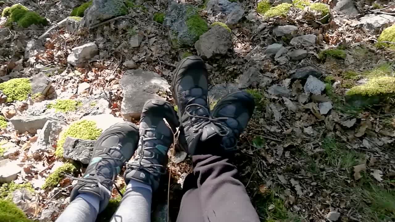 이른 가을 화창한 날, 파트 1, 팬 오른쪽에 깊은 숲의 바위 땅에서 쉬고 있는 등산객 커플의 발