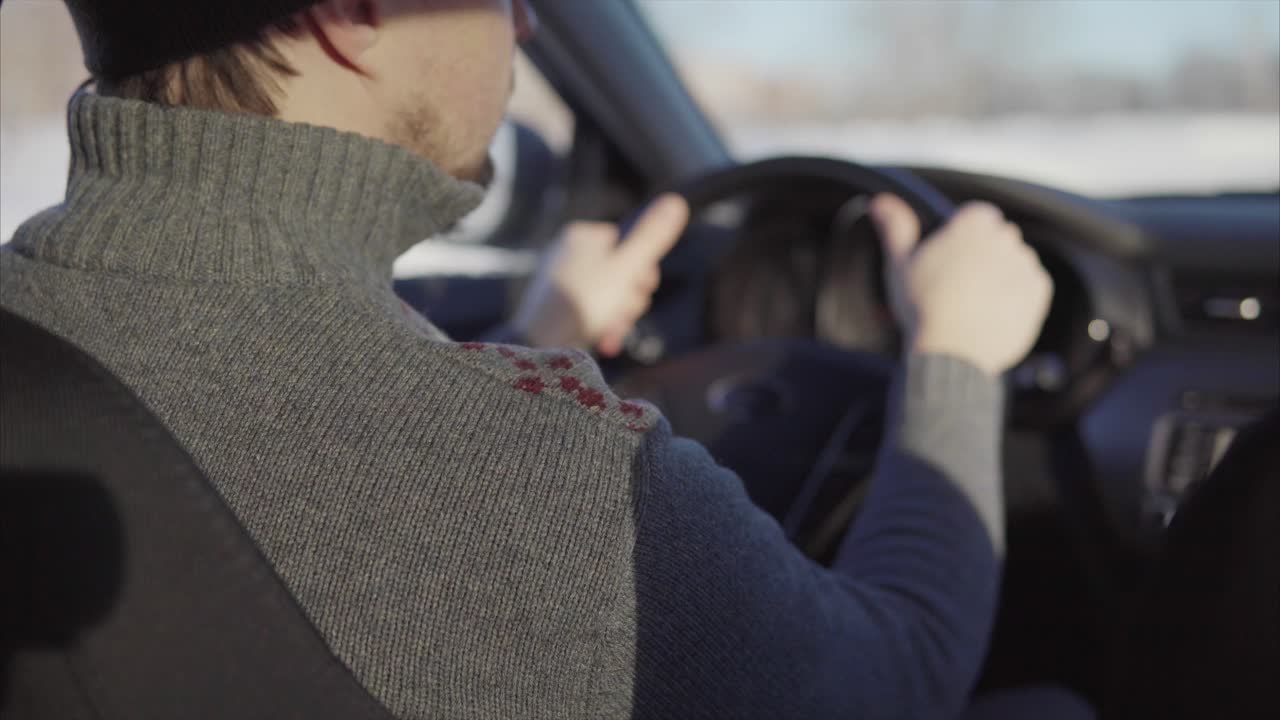 hombre conduciendo un coche en invierno