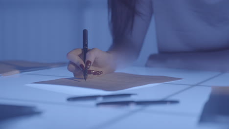 mujer firmando un documento