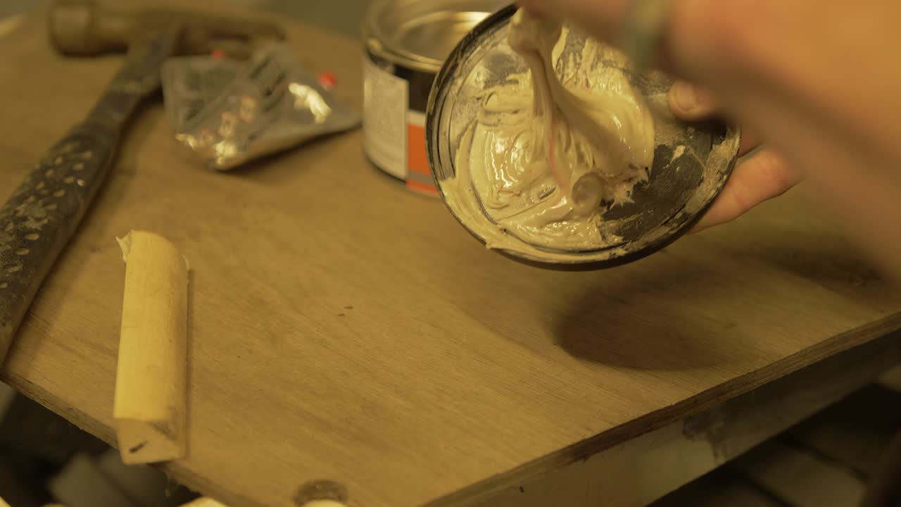 mezcla de rellenos con endurecedor en tapa de plástico