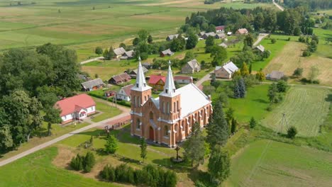 vista de drones de aldeas rurales e iglesias antiguas en europa