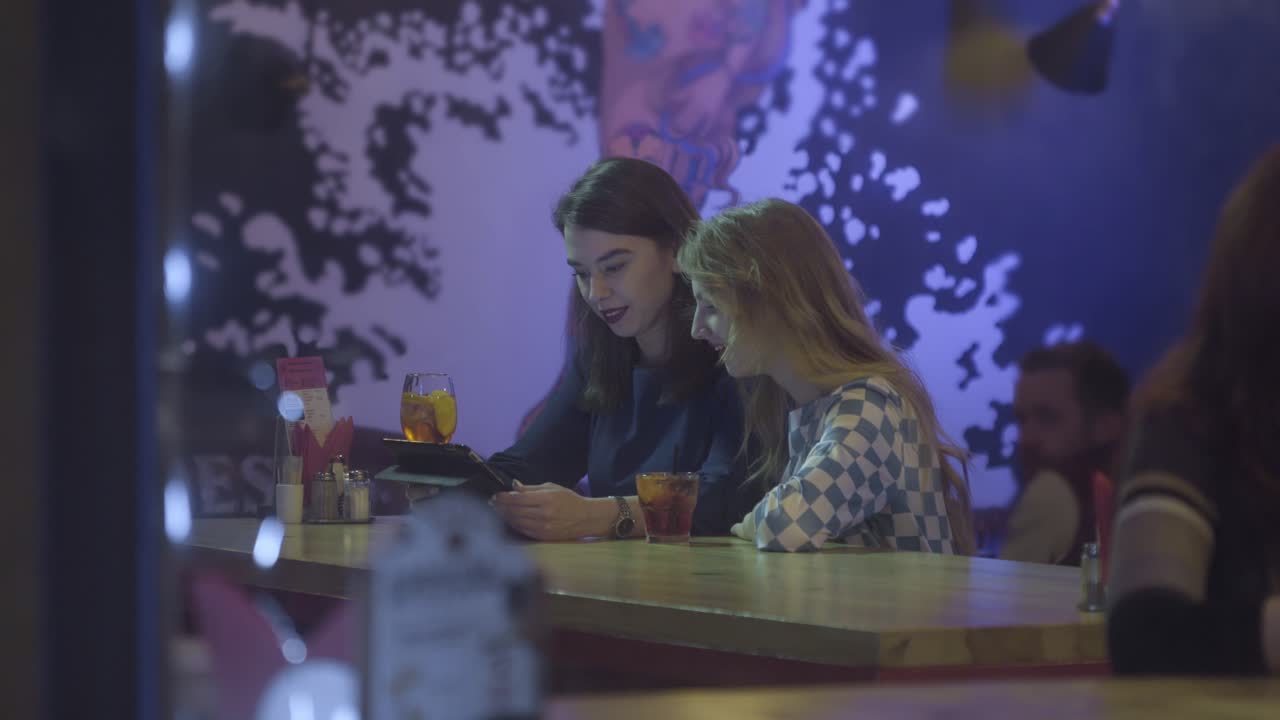 две женщины в баре.