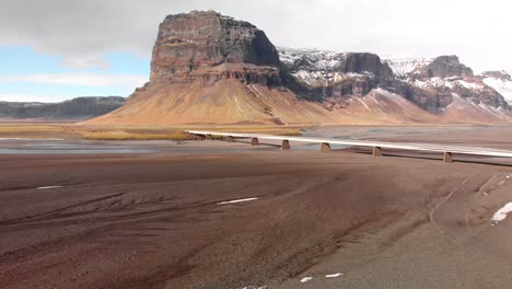 disparo de drones sobre el glaciar vatnajokull en islandia durante el invierno