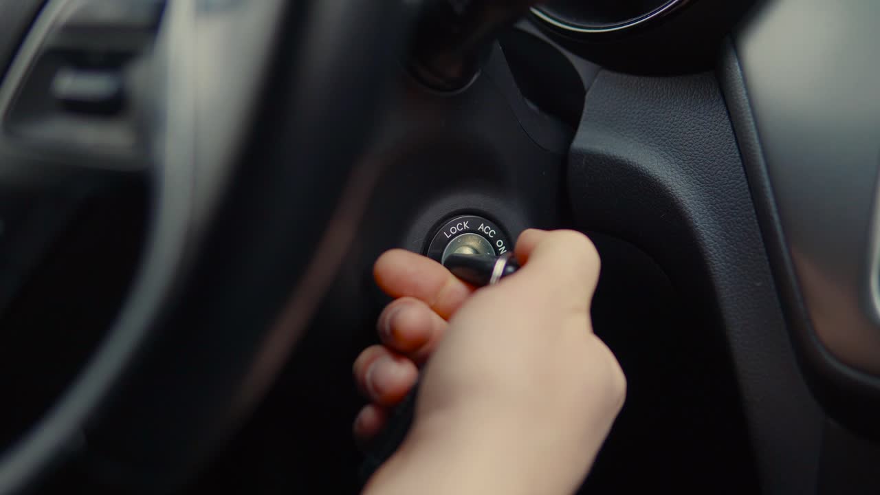 inserción manual de la llave del coche en el encendido