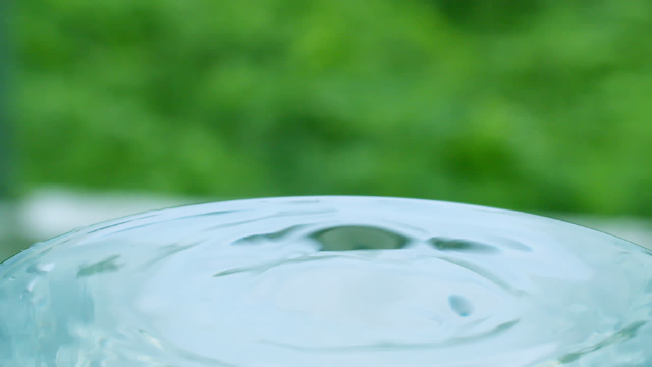 물방울은 물결과 표면 긴장을 일으켜 물의 움직임을 유발합니다.