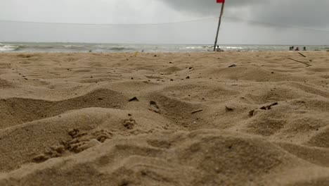 la textura en la arena de la playa con olas del agua del océano en el fondo