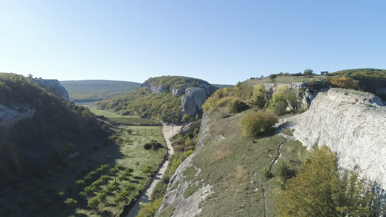 Paesaggio di valle montana con sentiero escursionistico