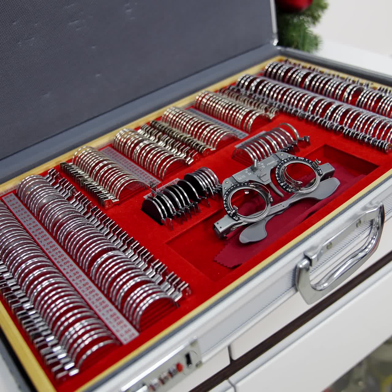 Set of trial lenses for phoropter