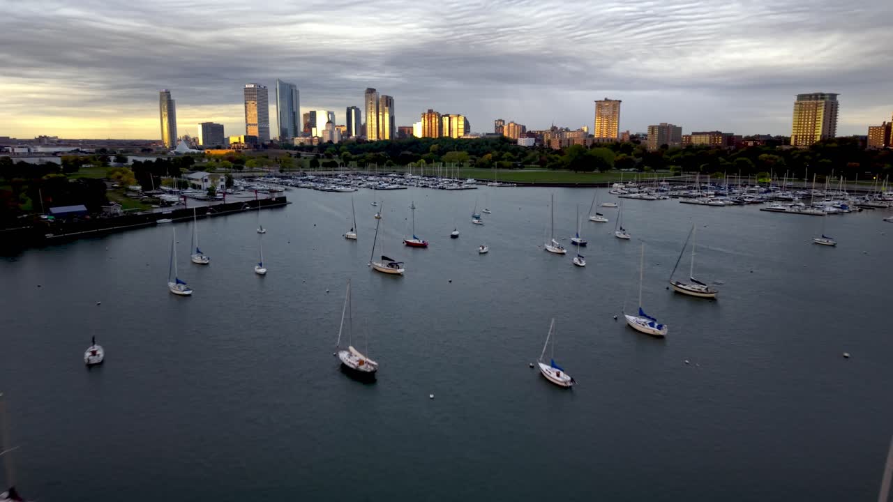 vista aérea del puerto deportivo adentrándose en el skyline de Milwaukee, Wisconsin